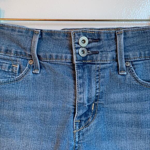 DENIZEN FROM LEVI’S Women’s Light Wash Stretch Cuffed Jean Shorts / Size: 4 - Picture 8 of 12